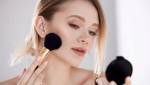 КАКО СЕ ПРАВИЛНО НАНОСИ РУМЕНИЛО? Само овако смањује године и чини нас одморним