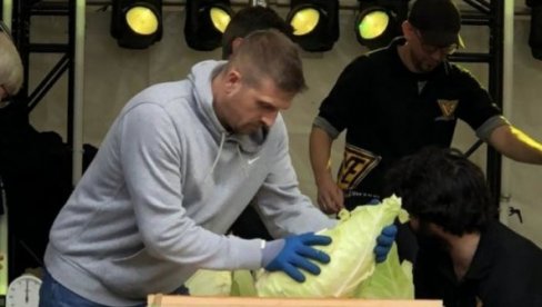 ЗА МИНУТ ИЗРЕНДАО 20 КГ КУПУСА: Душан Рајкић, пореклом из Лаћарка, светски је првак у необичној дисциплини (ФОТО)