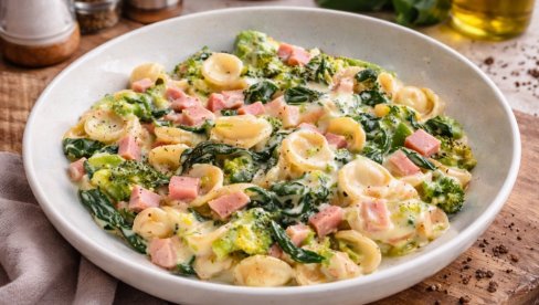 TESTENINA SA SPANAĆEM I ŠUNKOM: Idealna je i za radni dan i za opušten ručak kod kuće