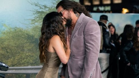 ЗАШТО СЕ СВИ ЧУДЕ НОВОЈ ВЕЗИ ЏЕЈСОНА МАМОЕ? Људи се гаде, а није у питању разлика у годинама! (ФОТО)