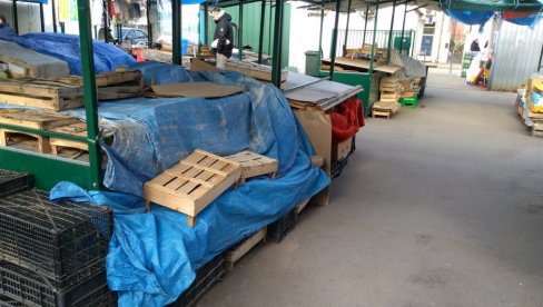 КОШАВА ТЕРА ПРОДАВЦЕ: Зелене пијаце полупразне због јаког ветра