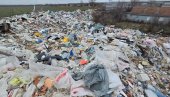 NELEGALNA DEPONIJA POD NOSOM: Na Pančevačkom putu 133, u blizini sedam porodičnih kuća, raste smetlište bez dozvole