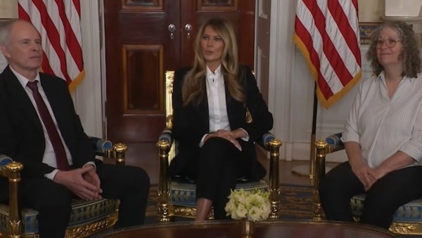 МЕЛАНИЈА НЕМА КОМЕНТАР: Новинар притиснуо прву даму, па настао мук