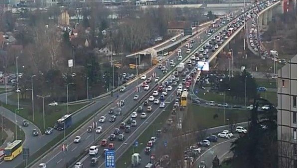 БЕОГРАЂАНИ, НАОРУЖАЈТЕ СЕ СТРПЉЕЊЕМ: Поподневни шпиц направио хаос у престоници - Колоне у Немањиној, Вуков споменик крцат (ФОТО)