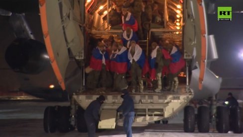 КУЋИ СЕ ВРАТИЛО 157 ОСЛОБОЂЕНИХ РУСКИХ БОРАЦА: Авион слетео у Москву