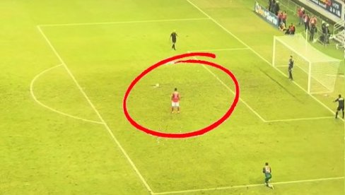 НАЈЛУЂИ ПЕНАЛ: Видите шта је урадио, голман и судија ЗАТЕЧЕНИ (ВИДЕО)