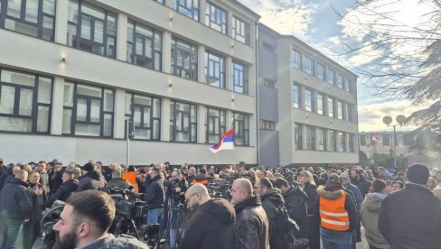 NAROD ČEKA PREDSEDNIKA: Veliki broj građana okupio se ispred Gimnazije u Mladenovcu (VIDEO)