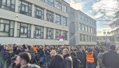 NAROD ČEKA PREDSEDNIKA: Veliki broj građana okupio se ispred Gimnazije u Mladenovcu (VIDEO)