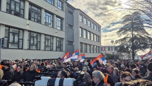 VUČIĆ U MLADENOVCU: Predsednik na ceremoniji otvaranja rekonstruisane Gimnazije (VIDEO)
