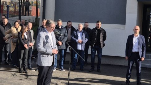 ВУЧИЋ У МЛАДЕНОВЦУ: Председник на церемонији отварања реконструисане Гимназије (ВИДЕО)