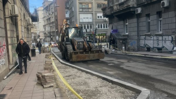 НОВ АСФАЛТ ОД КОСОВСКЕ ДО СВЕТОГОРСКЕ: Путари са машинама у Влајковићевој улици и код Бајлонијеве пијаце