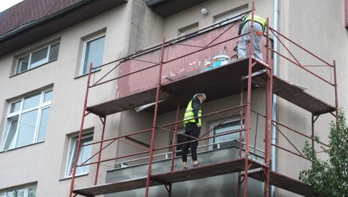 ОБЕЗБЕЂЕНО 30 МИЛИОНА: Краљевчани суфинансирају пројекте у стамбеним зградама