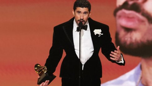 KO JE DEČKO KOJI JE DOBIO GREMIJA I ČIJE PESME SLUŠA CEO SVET? Radio kao kasir, a danas svi pričaju o njemu