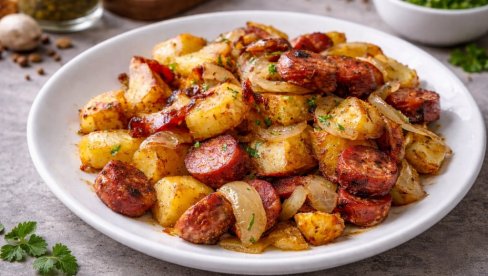 ЗЛАТНИ КРОМПИР СА КОБАСИЦОМ И КАРАМЕЛИЗОВАНИМ ЛУКОМ: Једноставан рецепт за савршен ручак