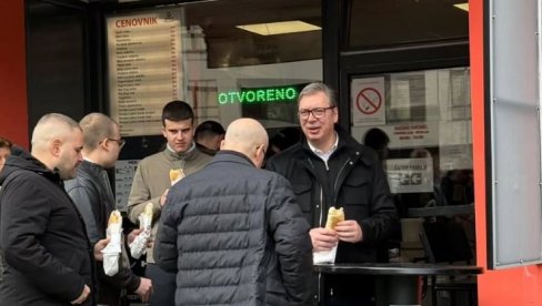 ТВИТЕРАШИ ПРОЗИВАЈУ БЛОКАДЕРЕ: Вучић лагано једе сендвич у Новом Саду (ВИДЕО)
