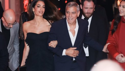 МИЛАНО ДАНИМА ГЛЕДА У АМАЛ КЛУНИ: Сада се појавила у црној хаљини и показала зашто је класик који никада неће да досади (ФОТО)