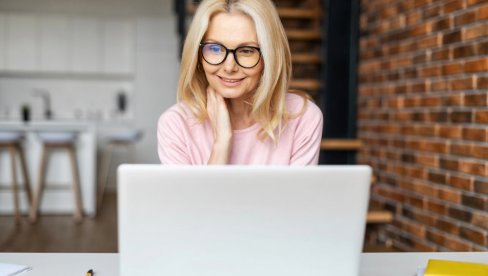 ŽENE NAKON 50. GODINE OVE FRIZURE TREBA DA IZBEGAVAJU: Frizeri kažu da ih čine i deceniju starijim