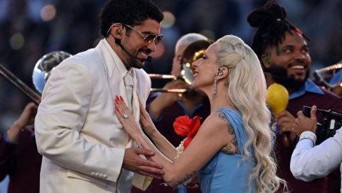 LEJDI GAGA NASTUPILA SA BED BANIJEM NA SUPERBOLU, SVI SU ŠOKIRANI NJENIM IZGLEDOM: Veza njih dvoje je najslađa stvar ikada