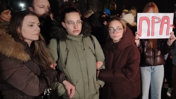 ДЕВОЈЧИЦА ПРЕМИНУЛА НАКОН ОПЕРАЦИЈЕ КРАЈНИКА: Ужас у Чачку - испред болнице обратила се мајка умрлог детета