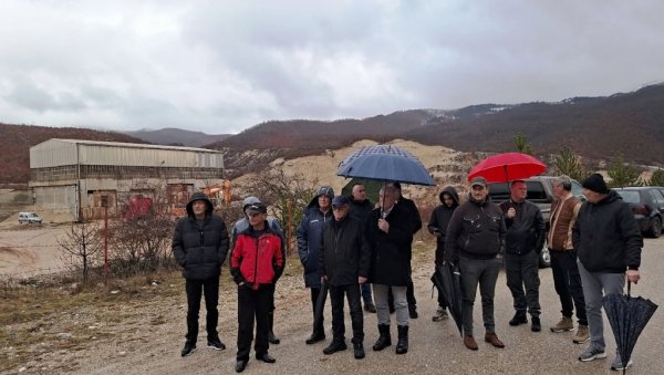 МЕШТАНИ ПРЕТЕ БЛОКАДОМ: Житељи села у Жупи никшићкој, окупљени испред рудокопа, траже његову рекултивацију