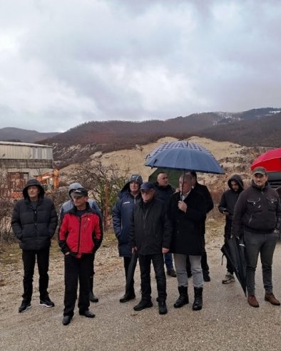 МЕШТАНИ ПРЕТЕ БЛОКАДОМ: Житељи села у Жупи никшићкој, окупљени испред рудокопа, траже његову рекултивацију