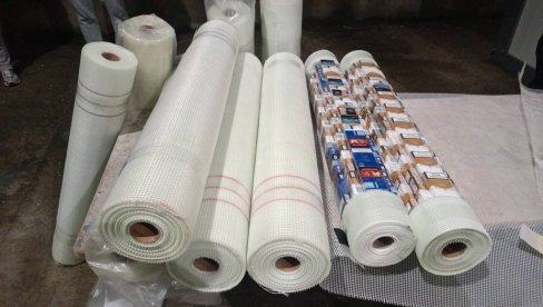 ФАСАДНА МРЕЖИЦА КАО МАСКА: Спречено кријумчарење цигарета на улазу граничних прелаза Прохор Пчињски и Прешево