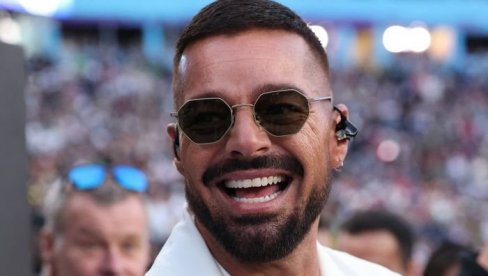 У 55. ГОДИНИ ИЗГЛЕДА УПОЛА МЛАЂЕ, ДИВЕ МУ СЕ И ПЛАСТИЧНИ ХИРУРЗИ: 3 јутарње навике због којих Рикију Мартину не треба затезање лица и бото