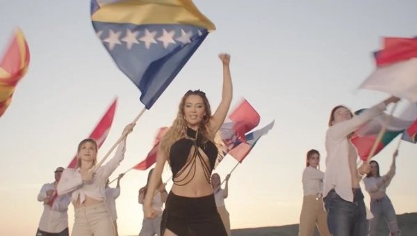 ГОРЕ ДРУШТВЕНЕ МРЕЖЕ ЗБОГ СУПЕРБОУЛА: Наступ Бед Банија подсећа на спот Тее Таировић (ФОТО)