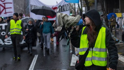 РАТ БЛОКАДЕРА СЕ НАСТАВЉА Јешић ударио на Стојковићку: Шта си ти онда?