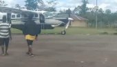 НАПАД НА ПИЛОТА И КОПИЛОТА У ПАПУИ: Наоружани нападачи изрешетали путнички авион при слетању  (ФОТО)