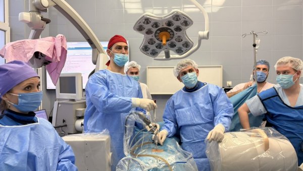 ПРВА ЕНДОСКОПСКА ОПЕРАЦИЈА ДИСКУС ХЕРНИЈЕУ УКЦВ: Значајан искорак у примени савремених минимално инвазивних техника