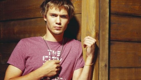 БИО ЈЕ ПОЗНАТИ ПРЕЉУБНИК, А ОНДА ЈЕ ПРОНАШАО ОНУ ПОРЕД КОЈЕ СЕ СМИРИО: Ко је лепотица која је завела овог миљеника жена?