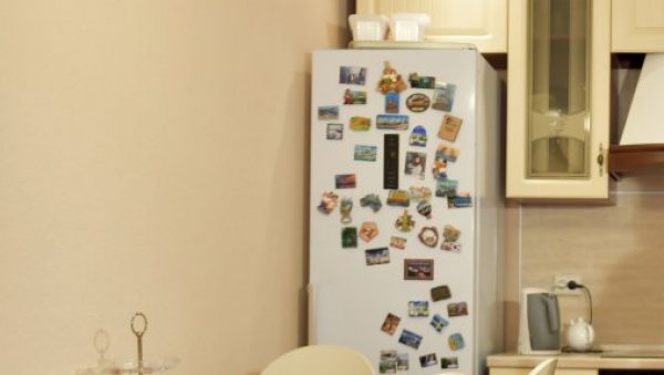 МАГНЕТИ НА ФРИЖИДЕРУ МОГУ БИТИ ОПАСНИ: Ево како ударају на кућни буџет
