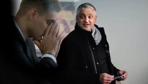 IZBUŠENI BUNTOVNIK, JOŠ NIJE SREDIO ZUBE: Čeda kao student -96 - flaster preko modrice ispod oka (FOTO)