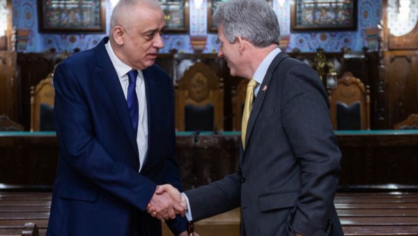 АКЦЕНАТ НА ЕКОНОМСКОЈ САРАДЊИ: Градоначелник Суботице Стеван Бакић са амбасадором Велике Британије Едвардом Фергусоном