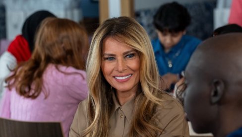MELANIJA TRAMP U HALJINI KOJU SVAKA ŽENA MORA IMA: Bezvremenski model koji ostaje vodeći trend i u ovoj godini (FOTO)