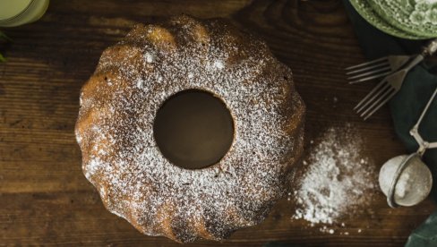 SA SMOKVAMA I SUVIM GROŽĐEM: Aromatičnin kuglof