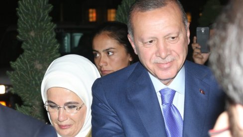 ERDOGANOVA ŽENA: Odbila da se uda pokrivena, Redžepova majka se bunila, a ona mu rodila četvoro dece