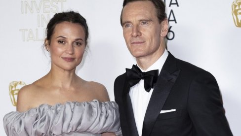 НАЈТАНАНСТВЕНИЈИ ПАР У ХОЛИВУДУ ОЧАРАО НА ЦРВЕНОМ ТЕПИХУ: 11 година разлика за њих није препрека