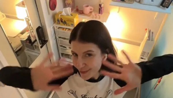 ЛИДИЈА ЖИВИ У 7 КВАДРАТА, А ОД ЦЕНЕ КИРИЈЕ ЋЕ ВАС ЗАБОЛЕТИ ГЛАВА: Ово мора да уради сваки пут кад крене у WЦ