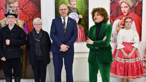 ИЗ КИНЕ У КУЛУ: Изложба Трон Павела Суровог у Ликовној галерији Културног центра (ФОТО)