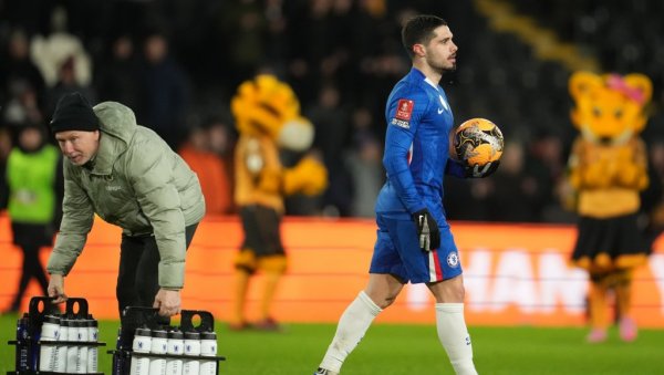 СВЕТ ГЛЕДА И НЕ ВЕРУЈЕ: Дао гол из корнера голману КРОЗ НОГЕ! (ВИДЕО)