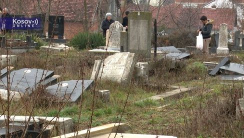 A SVUDA JE ZEMLJA GOSPODNJA... Srbi na zadušnice obišli groblje u Južnoj Mitrovici - Dočekali ih porušeni spomenici (FOTO/VIDEO)
