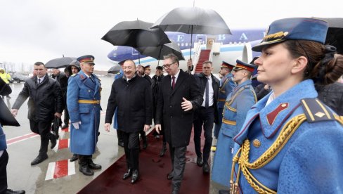 ALIJEV STIGAO U POSETU SRBIJI: Na aerodromu ga dočekao Vučić (FOTO)