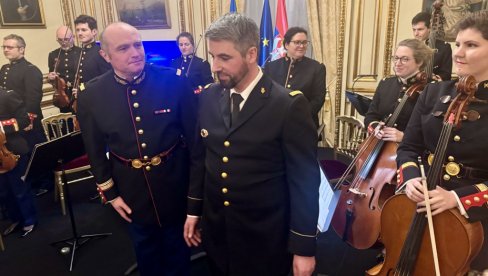 КАД ФРАНЦУСКА РЕПУБЛИКАНСКА ГАРДА СВИРА МАРШ НА ДРИНУ: У резиденцији Србије у Паризу свечано обележен Дан државности (фото, видео)