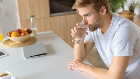 VODA TOKOM ILI NAKON JELA: Da li pomaže ili šteti varenju?