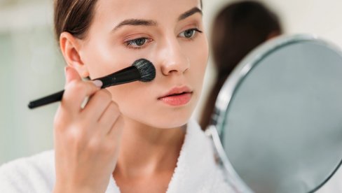 ŠMINKERKA OBJAŠNJAVA - dve česte greške prilikom šminkanja će vas učiniti starijim nego što zaista jeste (VIDEO)