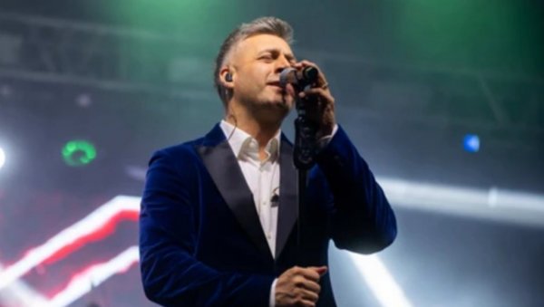 РОЛЕРКОСТЕР ЕМОЦИЈА НА КОНЦЕРТУ ЛЕКСИНГТОНА: Бојан Васковић се обратио публици, сви у сузама - Загрлите оне које волите (ФОТО)