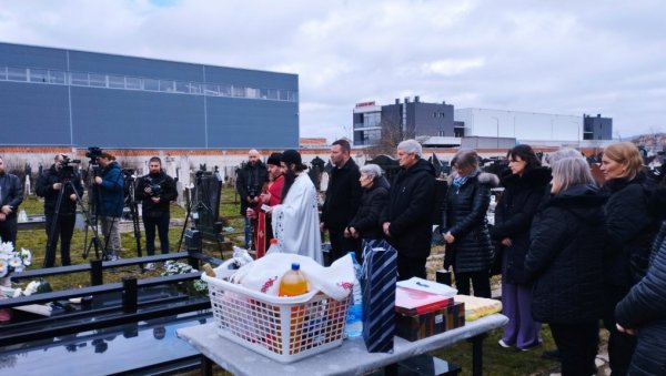 ОВО ЈЕ ЈЕДИНО ШТО НАМ ЈЕ ОСТАЛО Поменом на гробљу и парастосом у Лапљем селу обележено 25 година од погибије путника аутобуса Ниш-експреса