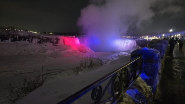 НИЈАГАРИНИ ВОДОПАДИ У БОЈАМА СРПСКЕ ТРОБОЈКЕ: Почаст за Дан државности наше земље (ВИДЕО)
